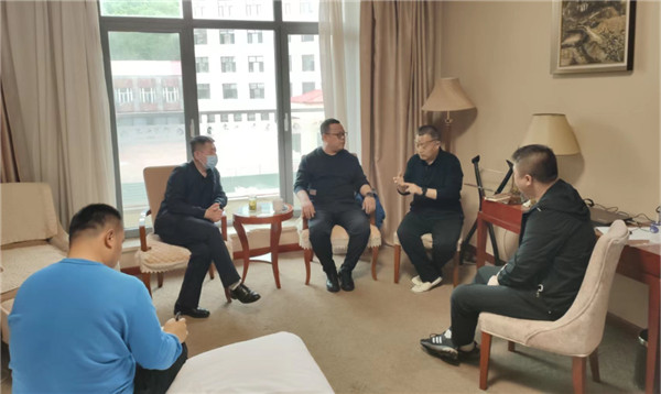 山東科技大學實用礦山壓力研究中心主任石永奎教授、郝建博士應邀赴龍煤雙鴨山礦業(yè)集團進行技術交流